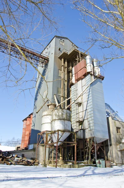 Industriële graan verwerking faciliteit in de winter — Stockfoto