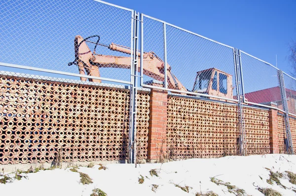 Industrial place fence and old excavator machine — Stock Photo, Image