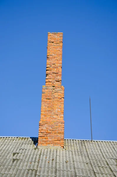Alter Schornstein auf Dach und Himmelshintergrund — Stockfoto