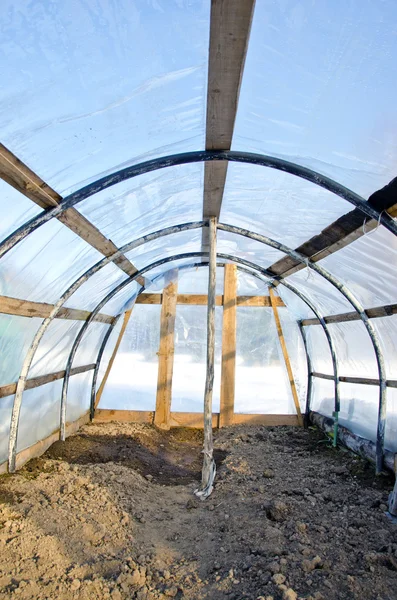 Arco de plástico casero invernadero vacío en invierno — Foto de Stock