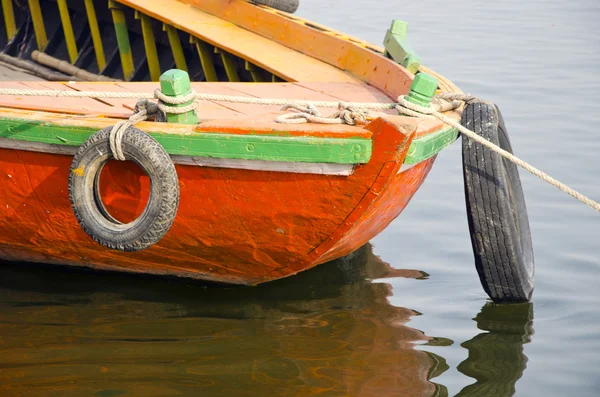 Fragmento de barco vermelho no rio — Fotografia de Stock