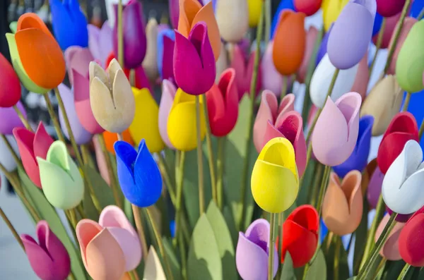 Kleurrijke houten Pasen tulpen achtergrond wazig — Stockfoto