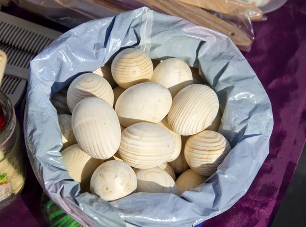 Ovos de madeira de Páscoa naturais virados no mercado — Fotografia de Stock