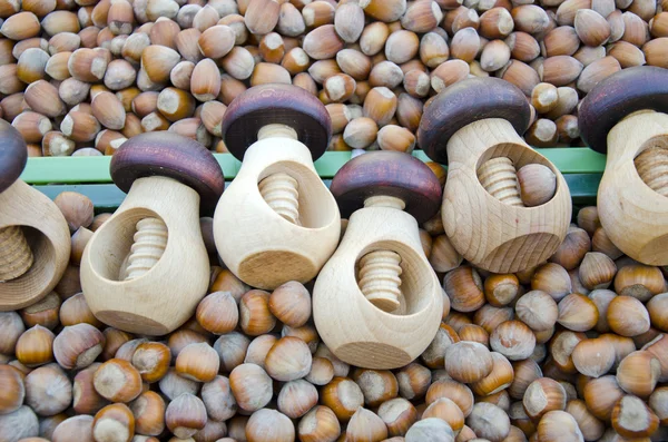Dřevěný Louskáček a lískových ořechů na trhu — Stock fotografie