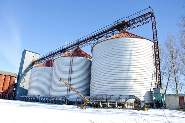 Costruzione industriale di silos di grano in inverno — Foto Stock