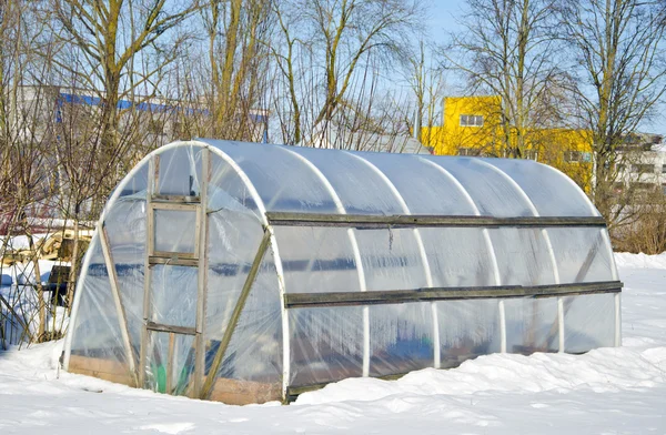 Handgemachtes Polythen-Gewächshaus für Gemüse im Winter auf Schnee — Stockfoto