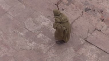 varanasi, Hindistan'da Ganj nehir kıyısında yürürken dilenci