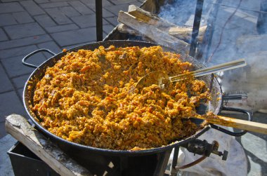 Asya pilavı plov büyük metal tavada pişirme