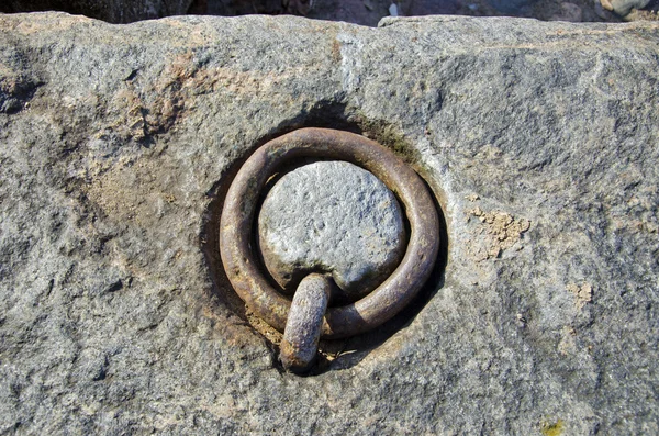 Punho de metal velho na pedra — Fotografia de Stock