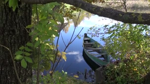 Starych łodzi samotny w jesieni river — Wideo stockowe