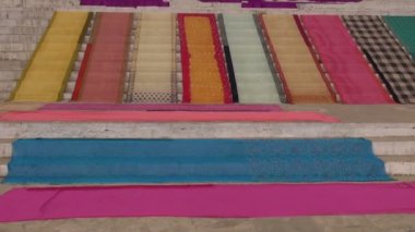 varanasi merdiven yıkama sonrası Ganj Nehri yakınında üzerine ipek sari