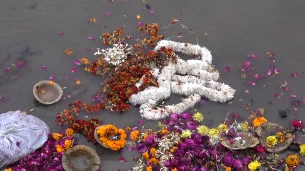 Ceremonin blommor kransar i ganges floden, Indien — Stockvideo