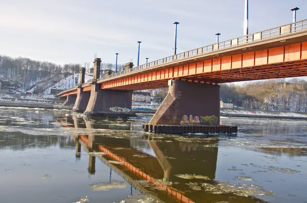 Colorful bridge on Nemunas river in Kaunas, Lithuania — Stockfoto