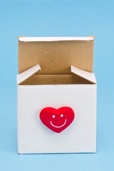 Caja de regalo blanca con corazón rojo —  Fotos de Stock