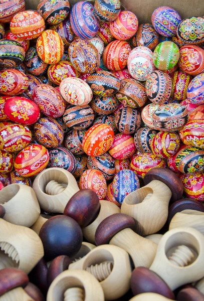 Huevos de Pascua coloridos y nutcrackers de madera en feria — Foto de Stock