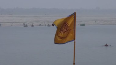 Hinduizm tören bayrağı varanasi'Ganj Nehri kıyısında