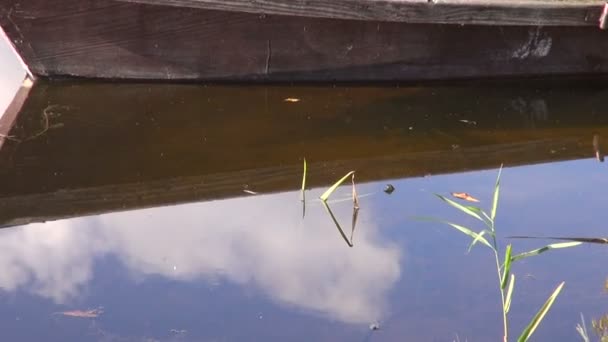 Otoño lago paisaje con barcos antiguos — Vídeo de stock