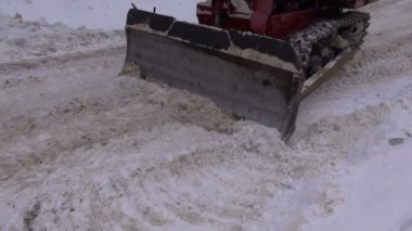 Caterpillar traktör yolu ile kar üzerinde çalışma