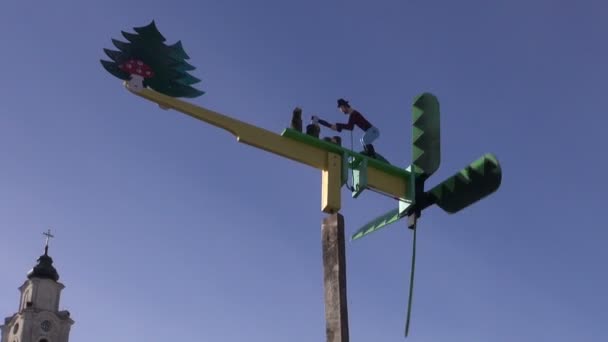 Dekorativní řemesla model větrný mlýn v veletrhu na pozadí oblohy — Stock video