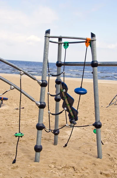 Kinderspielplatz am leeren Strand am Morgen — Stockfoto