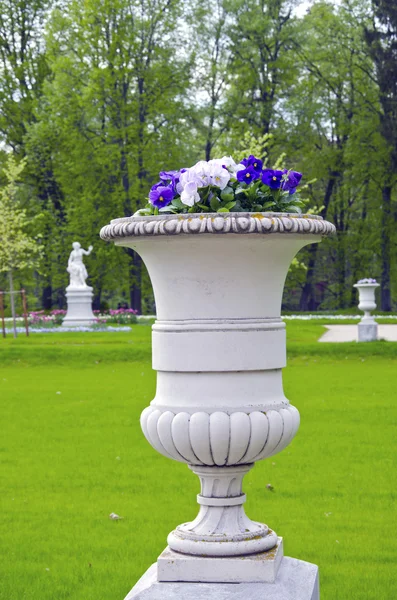 Utsmyckade dekorativa blomkruka i herrgårdsparken — Stockfoto