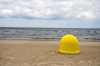 plaj kum ve deniz sarı çöp kutusu