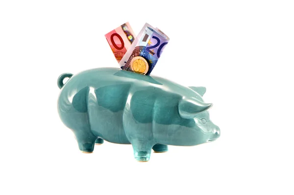 Piggy-bank com dinheiro do euro isolado em branco — Fotografia de Stock