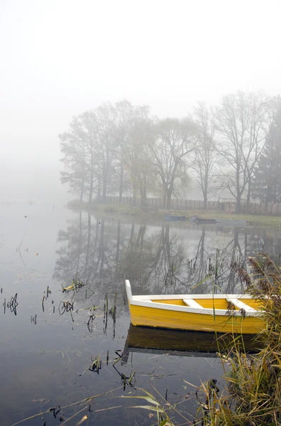 Otoño lago paisaje con barco y niebla — Foto de Stock