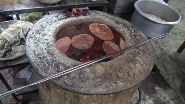 Chapati cocina en el mercado callejero, India — Vídeo de stock