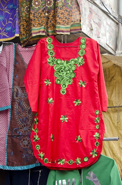 Vestido colorido en el mercado de India — Foto de Stock