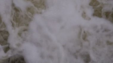 su sıçrama içinde Nehri Barajı geçmiş