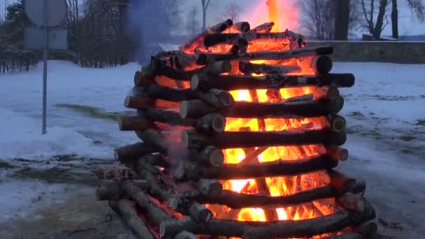 Festa dell'equinozio di primavera mardi gras fuoco la sera. — Video Stock