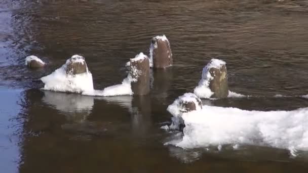 Winterfluss mit alten Brückenruinen — Stockvideo