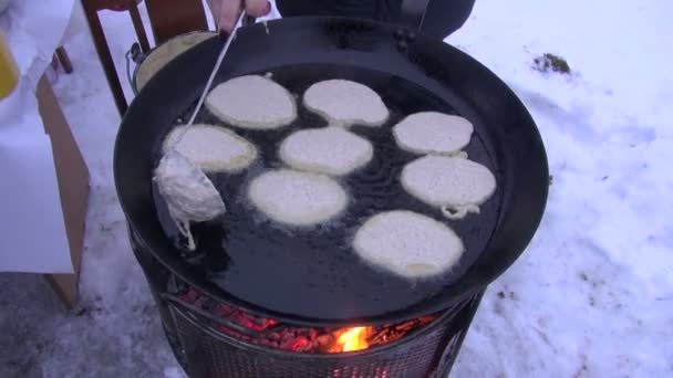 Kış fair.pancake gününde yemek gözleme tavası — Stok video