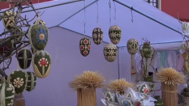 Ovos de Páscoa decorativos na feira agrícola — Vídeo de Stock
