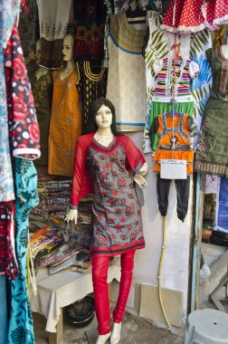 Elbise dükkanı yaşlı Hintli mankenler