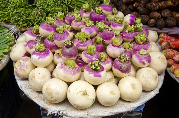 新鲜的萝卜，在街头市场，德里，印度 — 图库照片