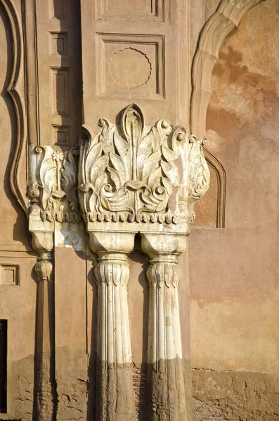 Ściana z historycznych ozdobnych kolumn w Indiach — Zdjęcie stockowe