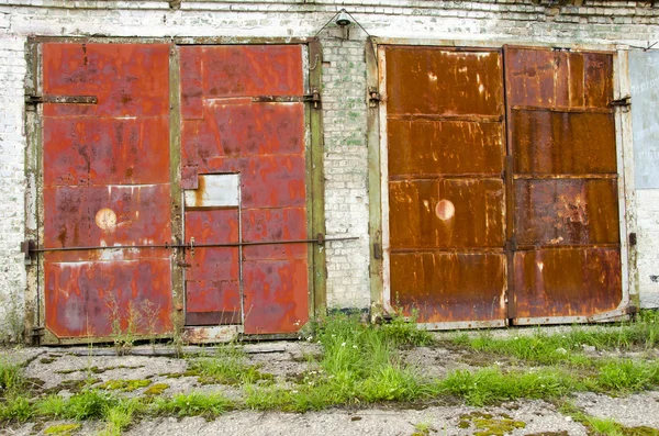 Due porte del garage vecchio e arrugginito — Foto Stock