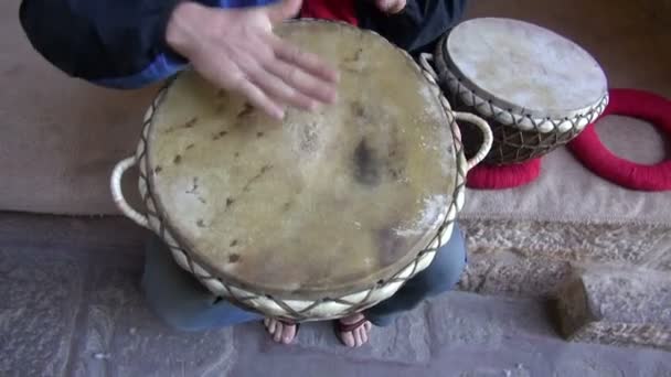 Tocando con tambores de mesa en India — Vídeo de stock