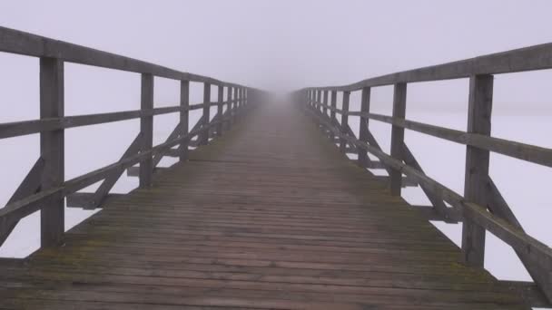 Dunkler und mystischer Morgennebel auf alter, leerer Holzbrücke — Stockvideo