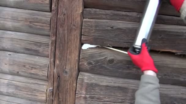 Restauración de pared de casa de madera vieja con espuma de sellado de poliuretano industrial — Vídeos de Stock