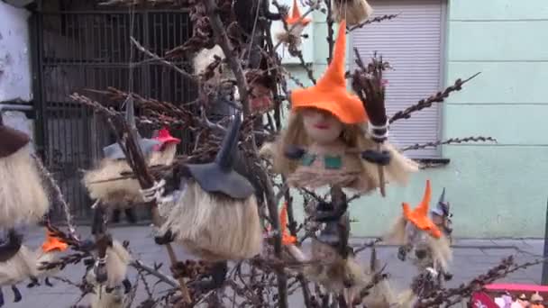 Muñecas de tela hechas a mano en la feria de agricultura — Vídeos de Stock