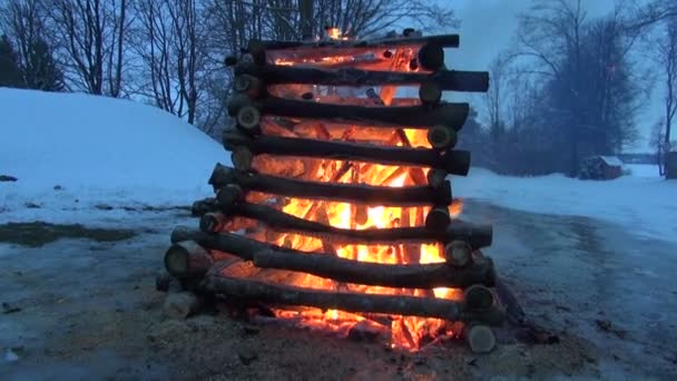 Зимнее празднование пожара Масленица — стоковое видео