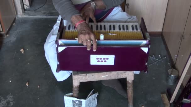 Toetsenbord muziekinstrument reparatiewerk in winkel, Jaipur, India — Stockvideo