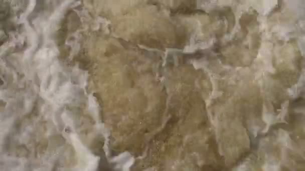Salpicos de água do rio de nascente no fundo da barragem — Vídeo de Stock