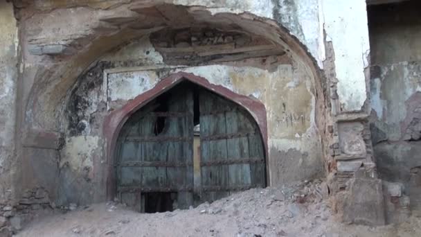 Leeftijd historische houten deur in jaipur city, rajasthan, india — Stockvideo