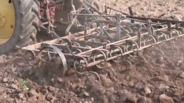 Bahar Çiftlik tarlayı harrow ile tarım traktör