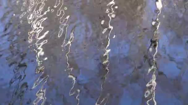 Абстрактное пружинное озеро с отражениями деревьев — стоковое видео