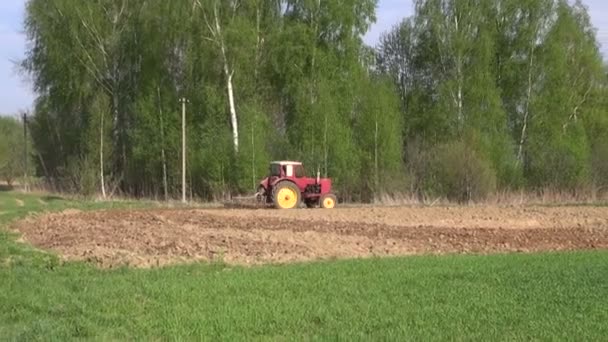 农业拖拉机犁耕农田 — 图库视频影像